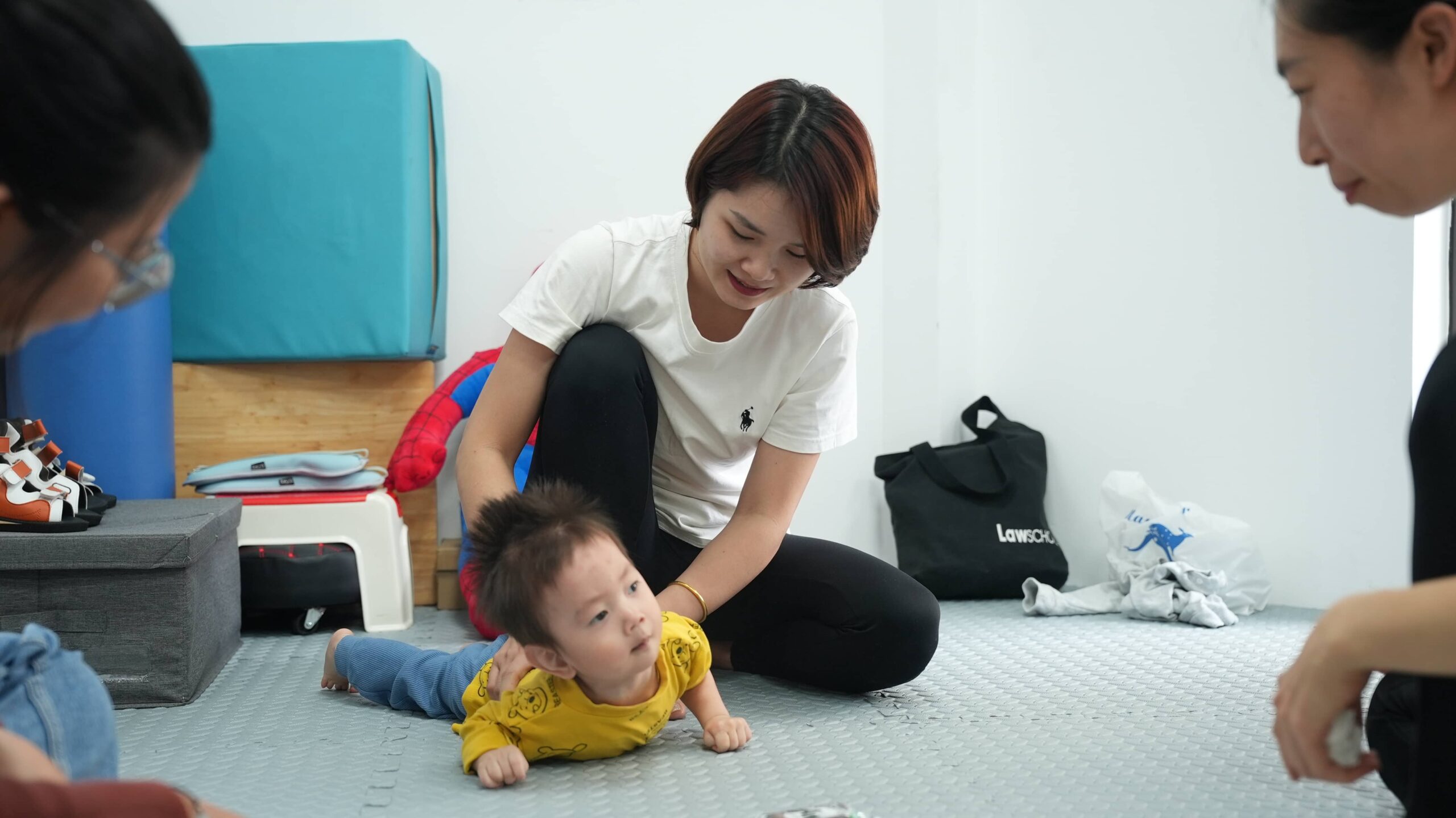 Bác sĩ Nguyễn Quang Hòa và Chuyên gia Lê Thị Dung tại Thiên Ứng Đạo