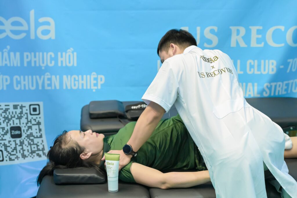 Hướng dẫn các bài tập phục hồi khớp vai hiệu quả tại nhà.